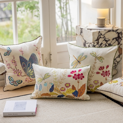 Coussin Brodé de Papillons, en Coton avec Bord Roulé