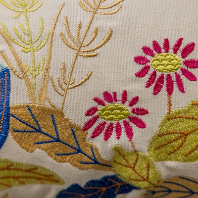Coussin Brodé de Papillons, en Coton avec Bord Roulé
