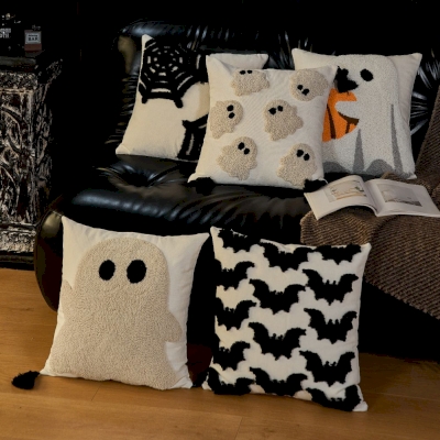 Halloween cushion in tufted embroidery, Halloween decorations