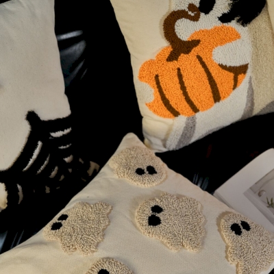 Halloween cushion in tufted embroidery, Halloween decorations