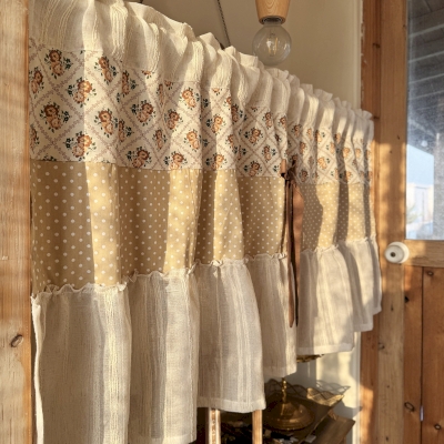 Cafe curtain in cotton-linen blend, vintage rose pattern, polka dot band and gauze ruffles