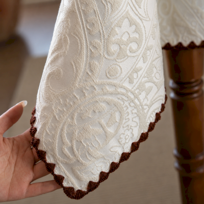 Nappe Jacquard ARABÉLIA, Tissu Coton-Polyester Mélangé, Motif Cachemire en Relief et Bordure Festonnée