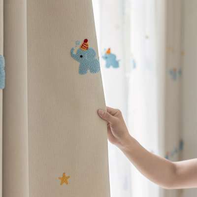 Rideau Enfant Occultant Sur Mesure ÉLÉPHIA, Tissu Chenille Brodé, Motif Éléphanteau Bleu Soufflant des Bulles