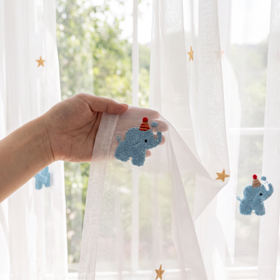 Voilage Enfant Sur Mesure ÉLÉPHIA, Tissu Brodé, Motif Éléphanteau Bleu Soufflant des Bulles